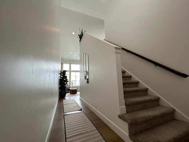 Building Photo - 6613 S Wallsburg Dr