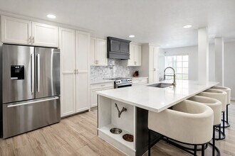 Building Photo - 361 N Post Oak Ln