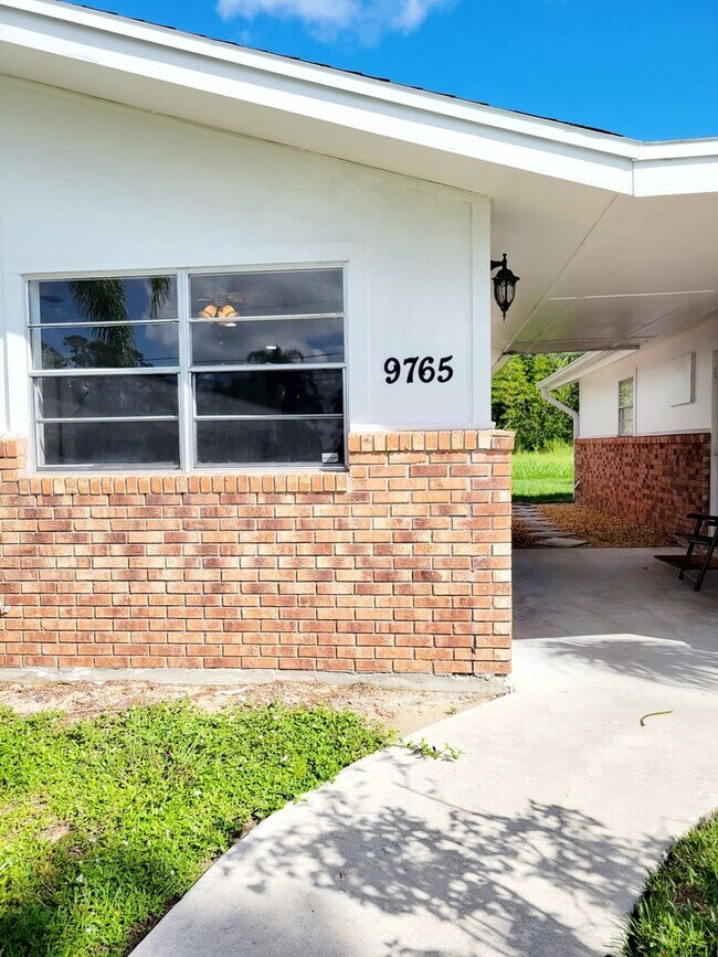 Building Photo - 9765/9767 Montana Ct