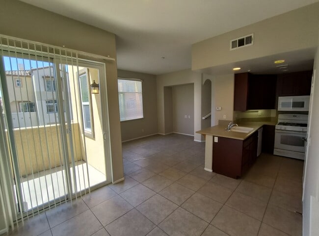 Foto del edificio - 3BD/3BA Townhouse Near Cal-State San Marcos