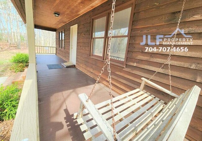 Building Photo - Cozy 4/2.5 Log Cabin Home in Gold Hill wit...
