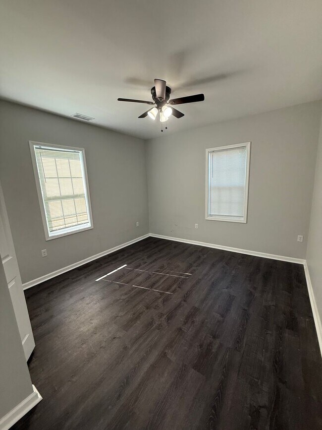 Foto del edificio - 1 Bed/1 Bath Apartment (Upstairs)