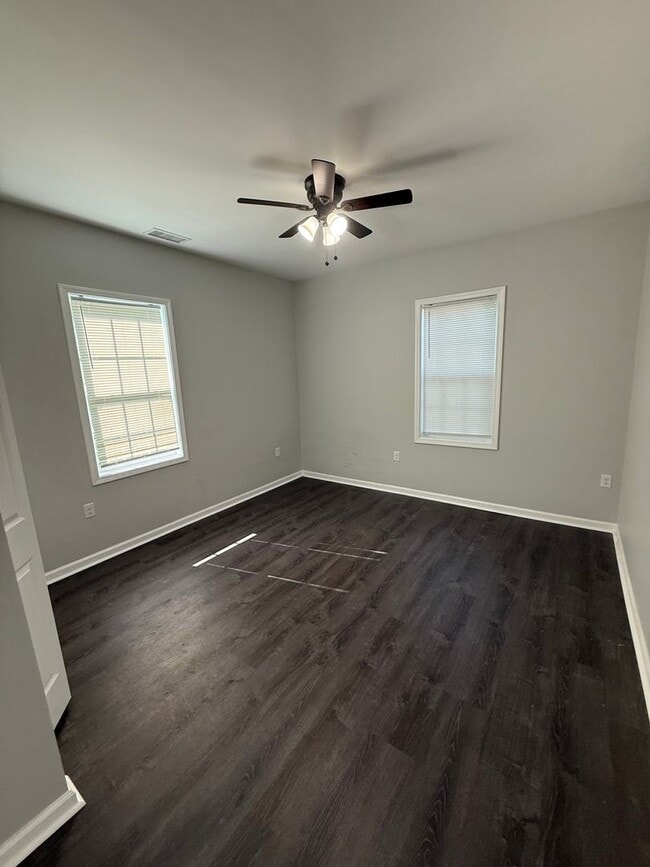 Building Photo - 1 Bed/1 Bath Apartment (Upstairs)