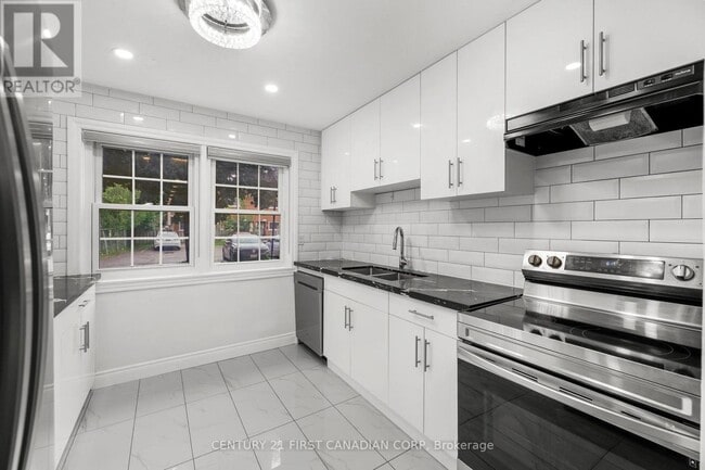 Building Photo - 19 Arbour Glen Crescent