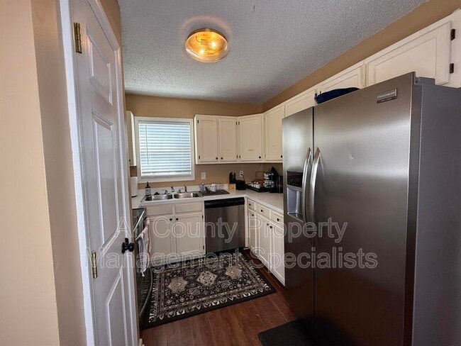 Building Photo - 20 Lindsey St.