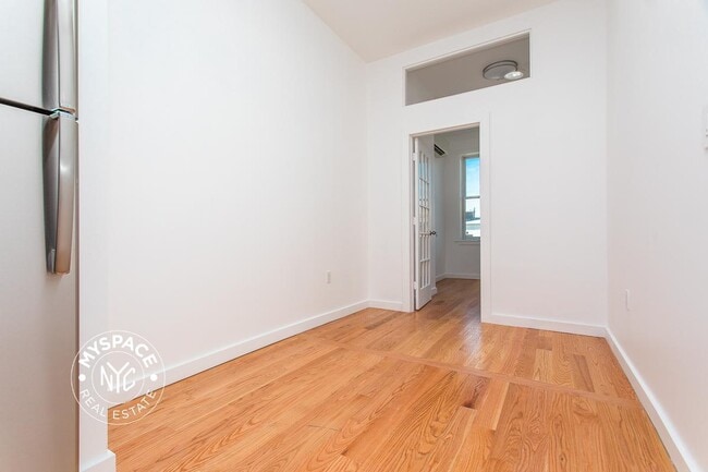 Building Photo - 285 Troutman St