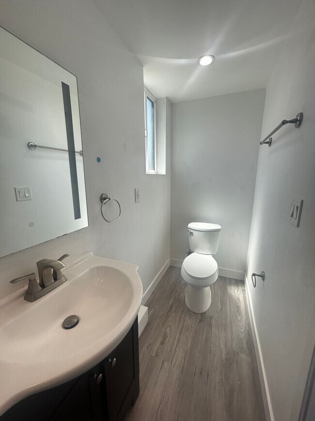 Foto del edificio - Private Bedroom w Personal Bathroom & Shower, shared student-oriented space
