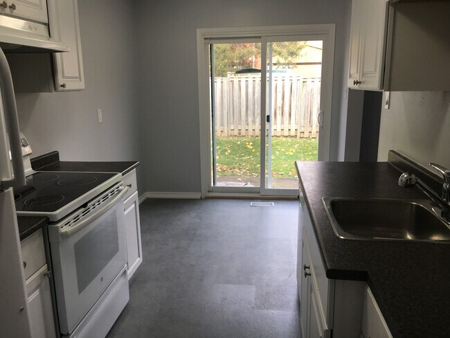 Photo du bâtiment - 10 Bassett Blvd