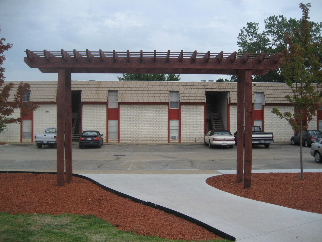 Building Photo - 1234 S Memorial Dr
