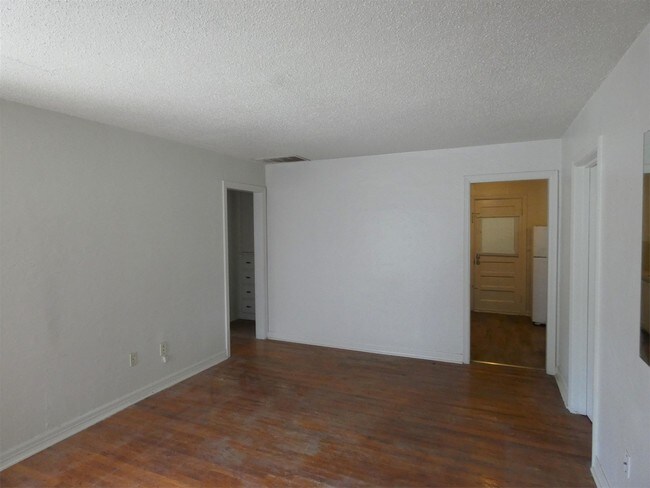 Building Photo - 207 W Fairchild Dr