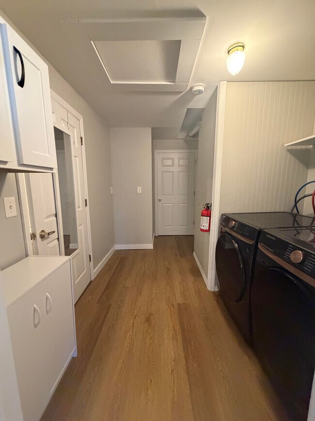 Cuarto de lavandería con lavadora y secadora nuevas, mucho espacio de almacenamiento adicional. - 209 Kingsley Rd