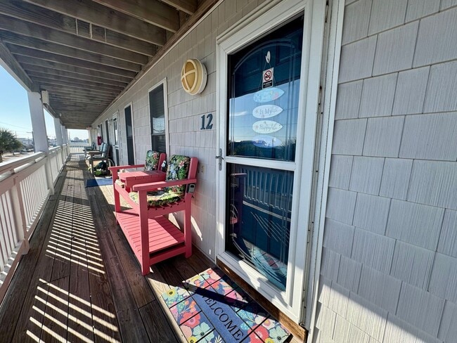 Building Photo - 305 N Topsail Dr