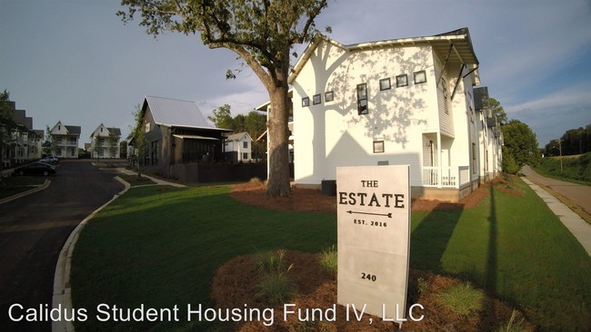 Building Photo - 4 br, 4.5 bath Room For Rent - 240 Elm Street