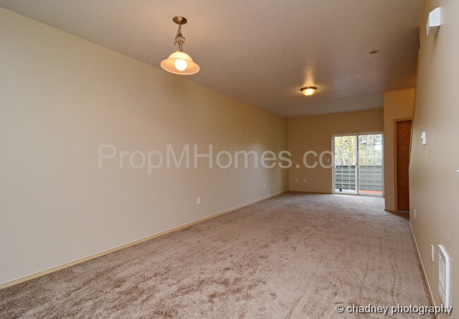 Foto del edificio - Spacious SE Portland 3 Bedroom Townhouse In Powellhurst-Gilbert Neighborhood