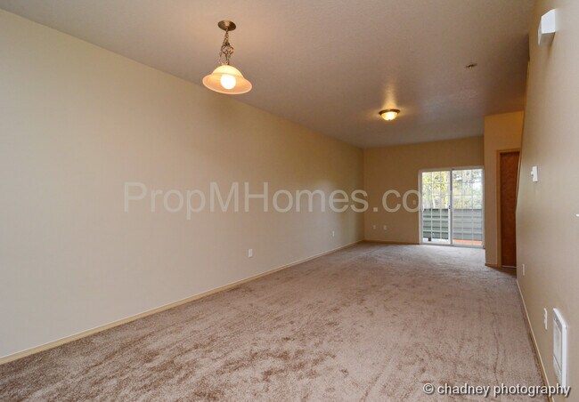Building Photo - Welcoming SE Portland 3 Bedroom Townhouse In Powellhurst-Gilbert Neighborhood