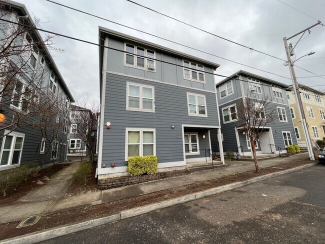 Foto del edificio - Incredible SE Hazelwood 2 Bedroom + 1 Bathroom Condo w/ included Garage and Washer & Dryer!!