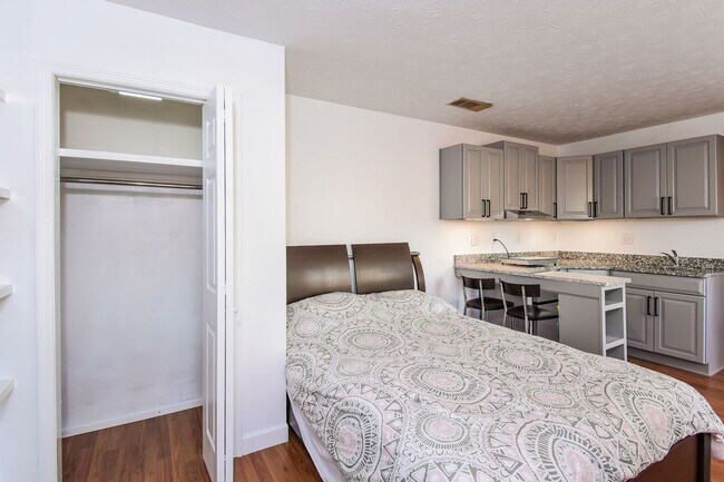 Building Photo - Charming studio apartment home in the Heart of Marietta!