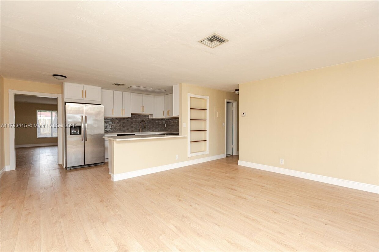 Foto principal - 6617 Simms St