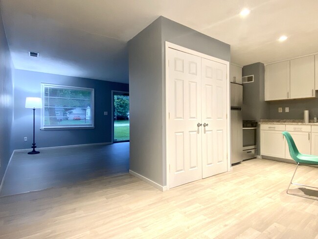 Foto del edificio - 9300 New Maple Rd