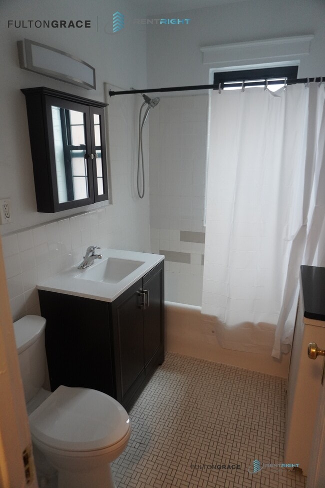 Building Photo - 426 W Briar Pl