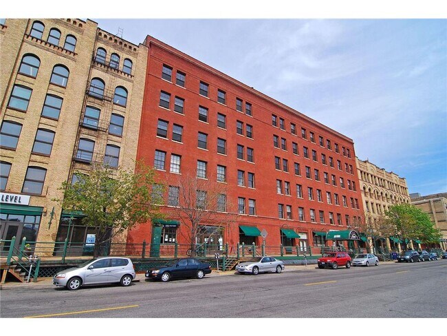 Building Photo - 702 N 1st St