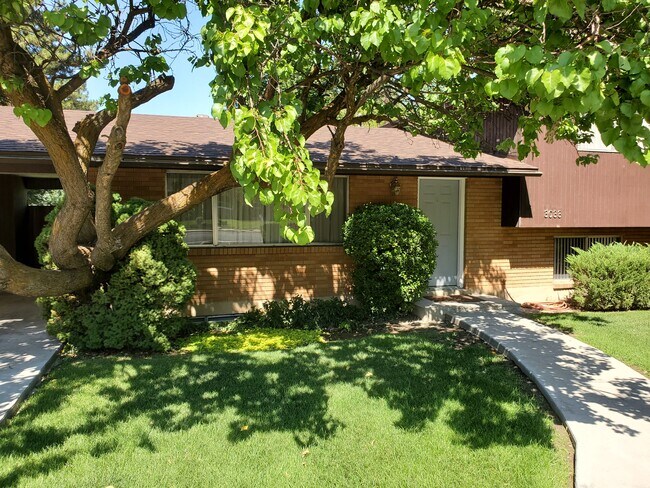 Building Photo - 3033 N Canyon Rd