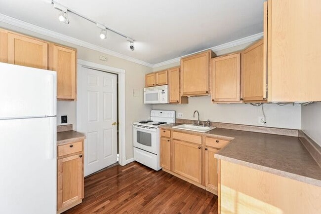 Building Photo - Cozy 1 Bed, 1 Bath Condo with Essential Amenities / Available Now!