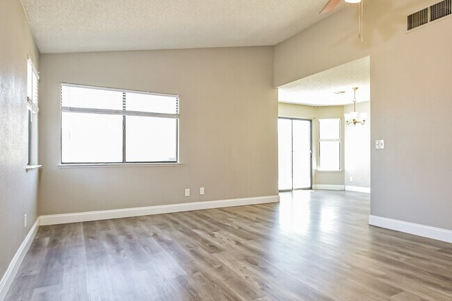 Foto del edificio - 3990 Avocado Dr