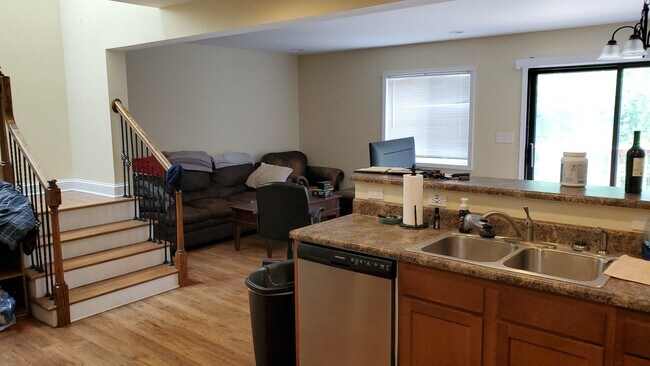 Foto del edificio - 4 bd, 3.5 ba Foxfire condo, just south of MU campus, w/d, 1 car garage, near Green Meadows and Pr...