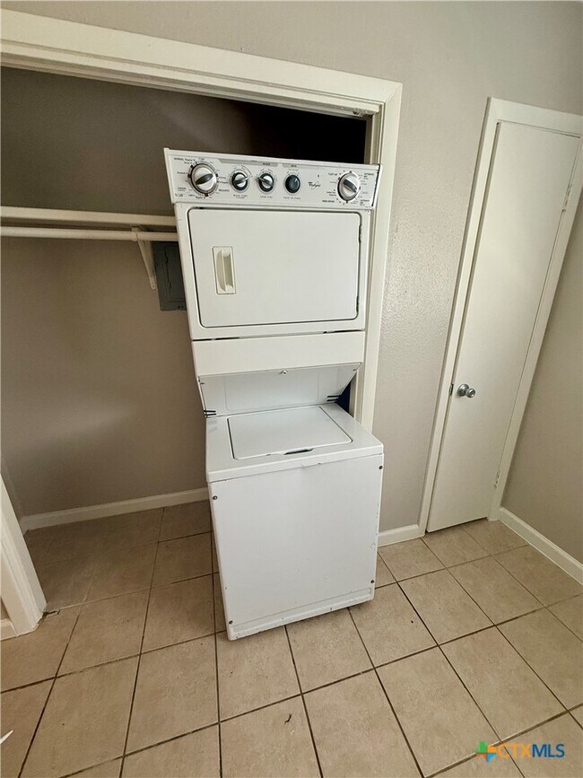 Foto del edificio - 1609 Meadowview Dr