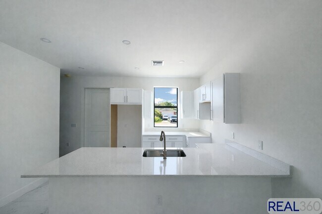 Foto del edificio - 1045-1047 Jaguar Blvd