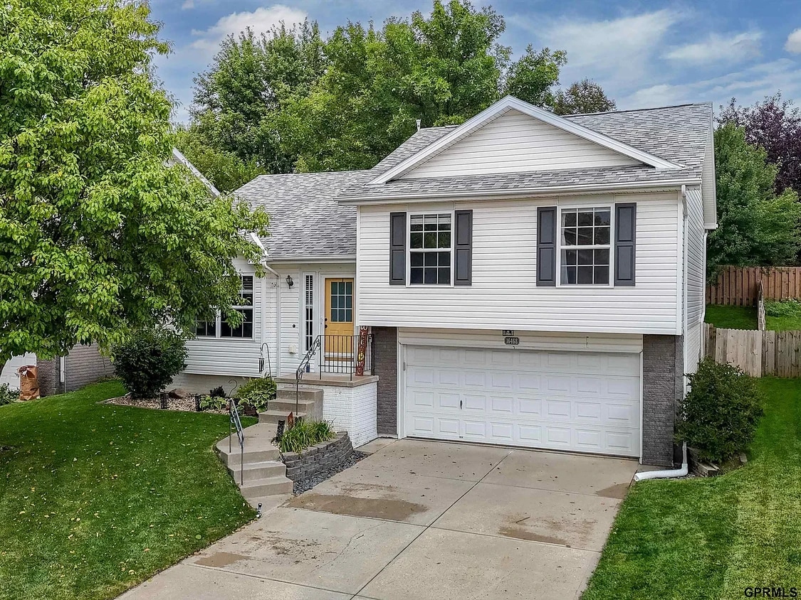 Foto principal - 16468 Yates St