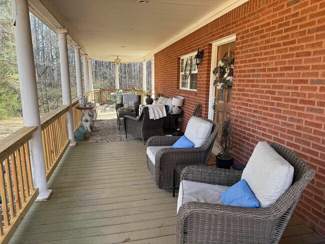 Foto del edificio - Room in House on Tyson Rd