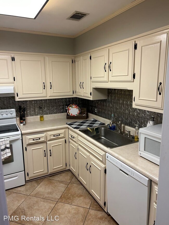 Building Photo - 2 br, 2 bath House - 24 Somerset