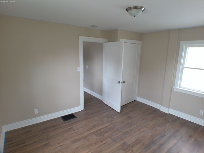 Foto del edificio - 704 Elm Ct
