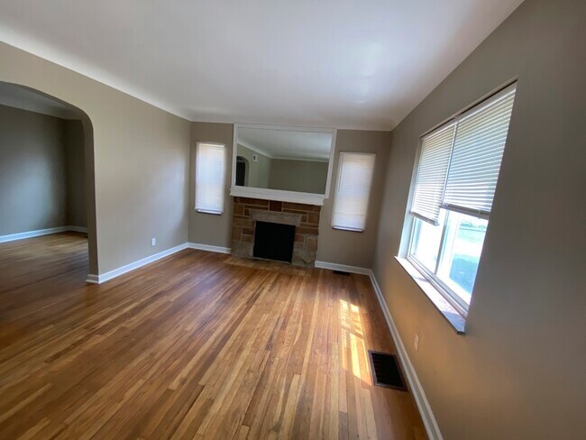 Building Photo - 2032 Sundale Ave