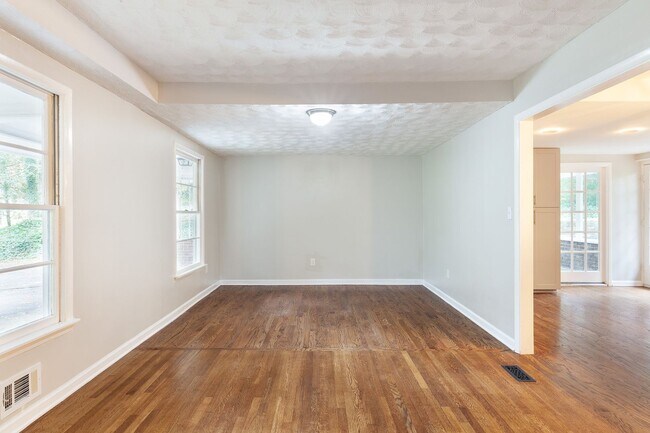 Foto del edificio - Very Spacious 4/3 w/ Finished Basement in ...