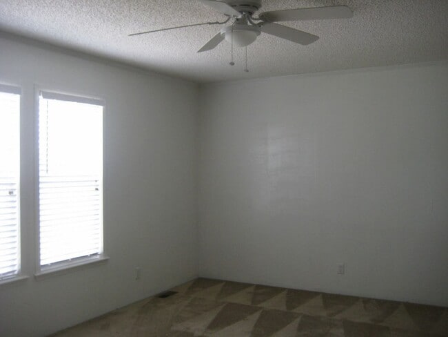 Building Photo - Beautiful Home in the Richlands area.