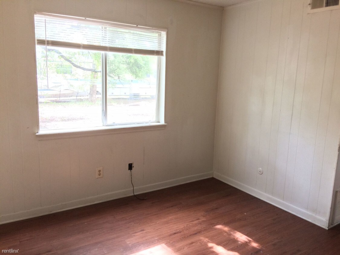 Primary Photo - 2 br, 1 bath 4plex - 4009 College Main St D