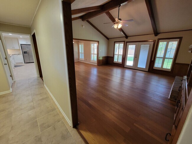 Foto del edificio - Cozy 4 Bedroom 2 Bath with Spacious backyard!