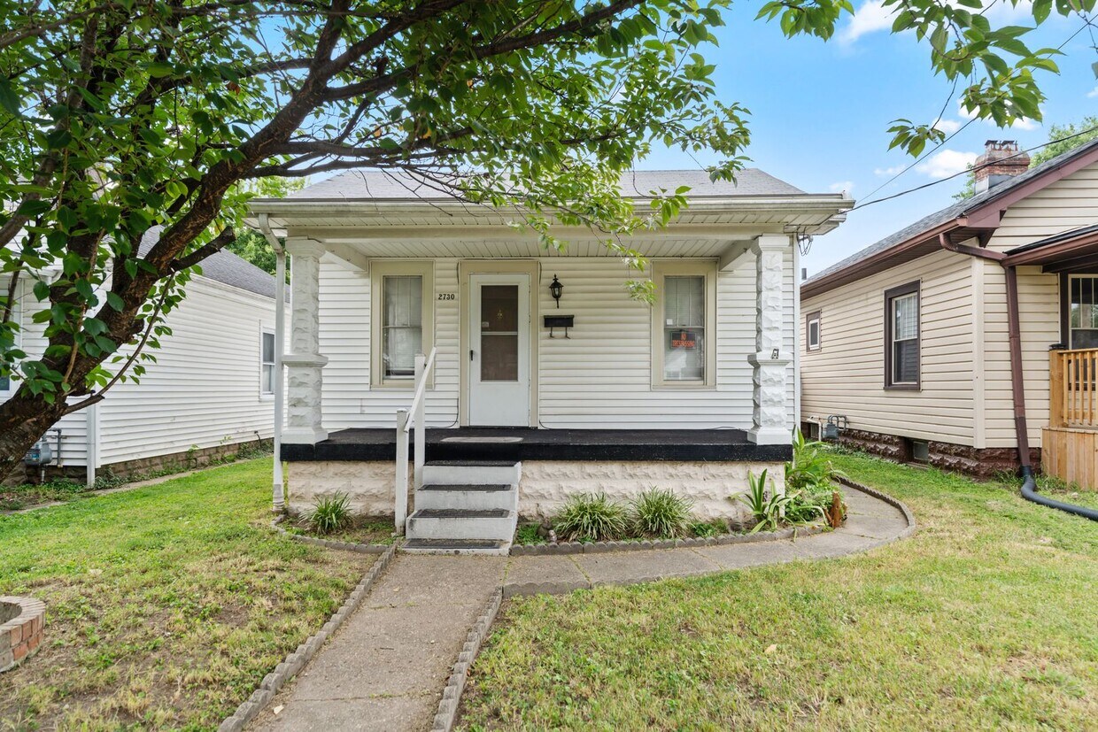 Foto principal - Charming 2-Bedroom Home with Fenced Yard –...