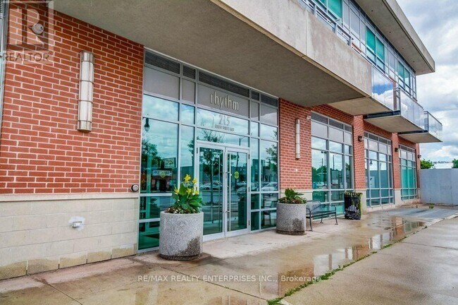 Photo du bâtiment - 215 Queen St E