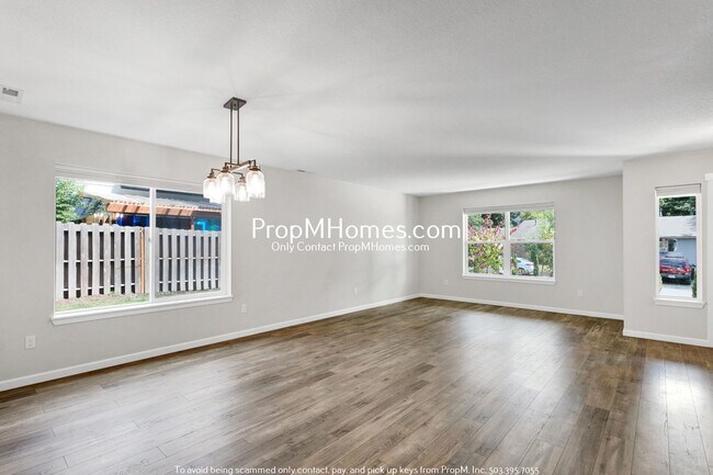 Foto del edificio - Luxury Four Bedroom Home in Milwaukie!
