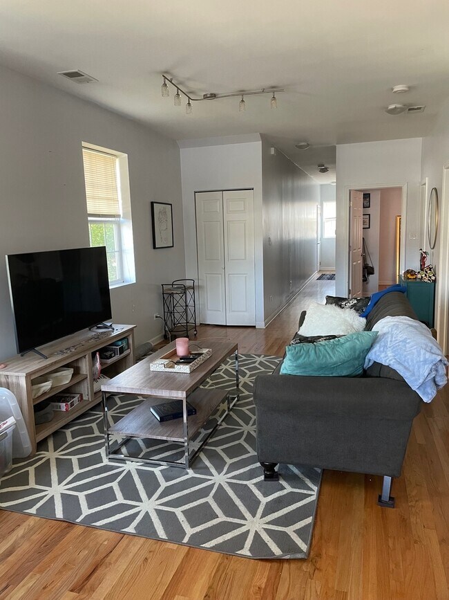 Building Photo - 2014 W Superior St