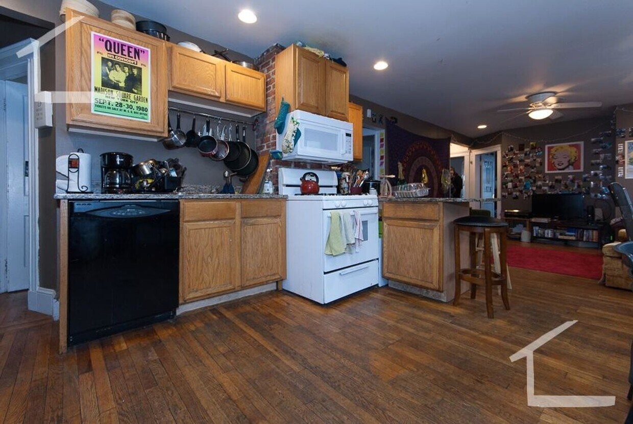 Primary Photo - Huge 4 bed duplex near the Green Line and BU!