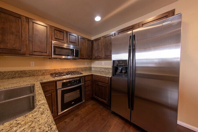 Foto del edificio - 2BR 2.5BA Townhouse in Beautiful Complex - Washer Dryer in Unit, Pet Friendly, 2 Underground Park...