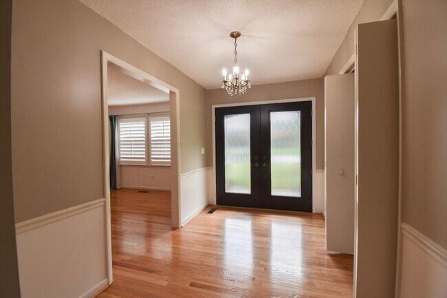 Building Photo - 3 Bedroom 2 Bathroom- Small Pets Okay