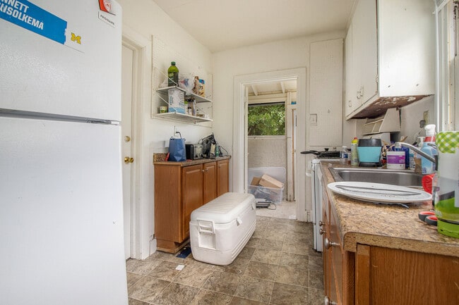 Building Photo - 927 S. Divison -