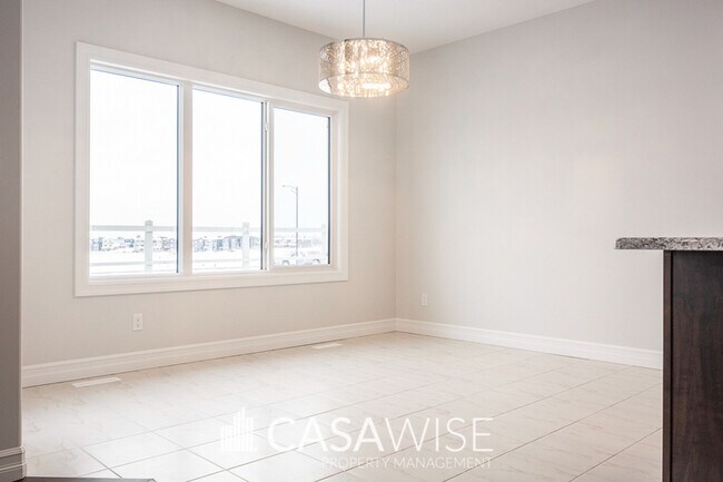 Photo du bâtiment - 8165-222A 222a St NW