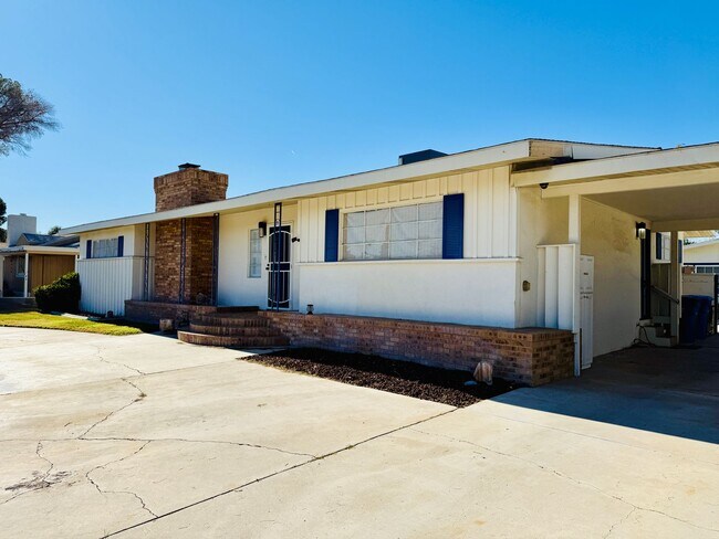 Foto del edificio - Classic McNeil Estates Ranch-style home-ALL UTILITIES, POOL AND LANDSCAPING INCLUDED WITH RENT!